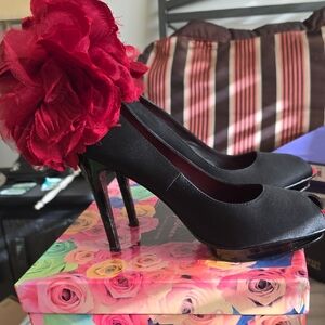 Chic Black Satin Heels with 1/2 Inch Platform and Striking Red Flowercore Detail